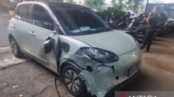 Aksi Dramatis! Motor Listrik vs Mobil Listrik di Tomang Jakarta Barat