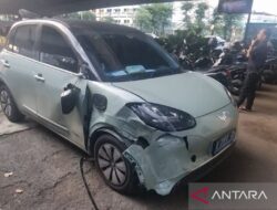 Aksi Dramatis! Motor Listrik vs Mobil Listrik di Tomang Jakarta Barat