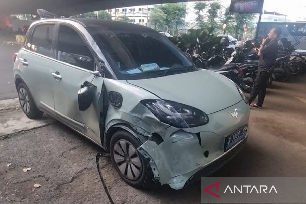 Aksi Dramatis! Motor Listrik vs Mobil Listrik di Tomang Jakarta Barat