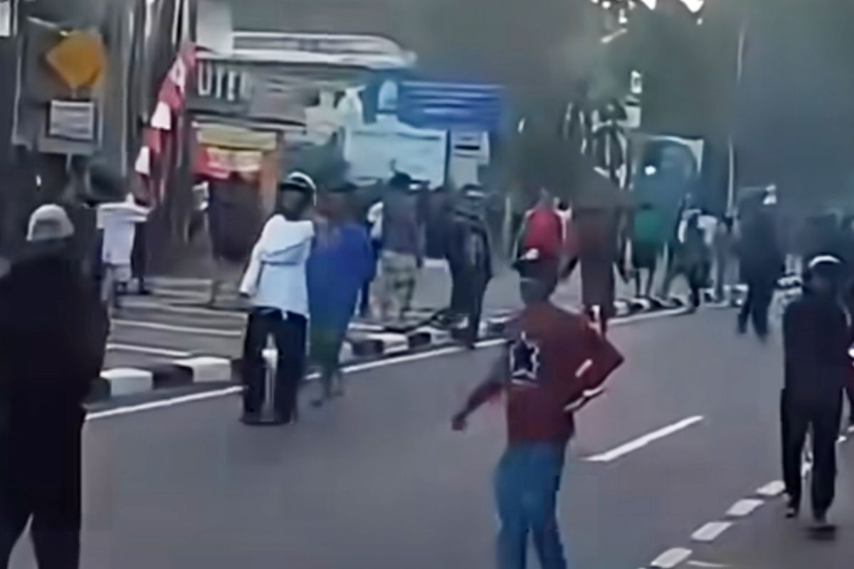 Tawuran Jaksel: Satu Korban Luka Parah, Polisi Buru Pelaku