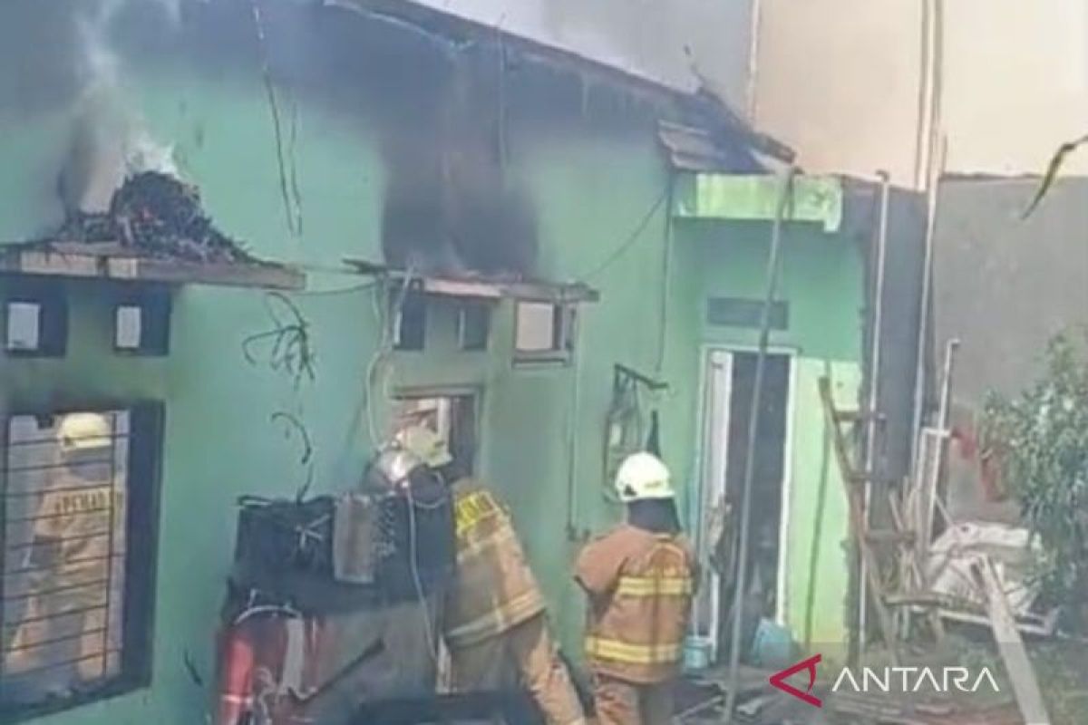40 Petugas Padamkan Kebakaran Hebat Rumah Pasar Rebo Jaktim