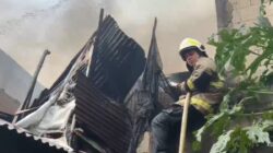 60 Petugas Gulkarmat Jakarta Timur Padamkan Kebakaran Hebat