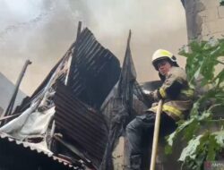60 Petugas Gulkarmat Jakarta Timur Padamkan Kebakaran Hebat