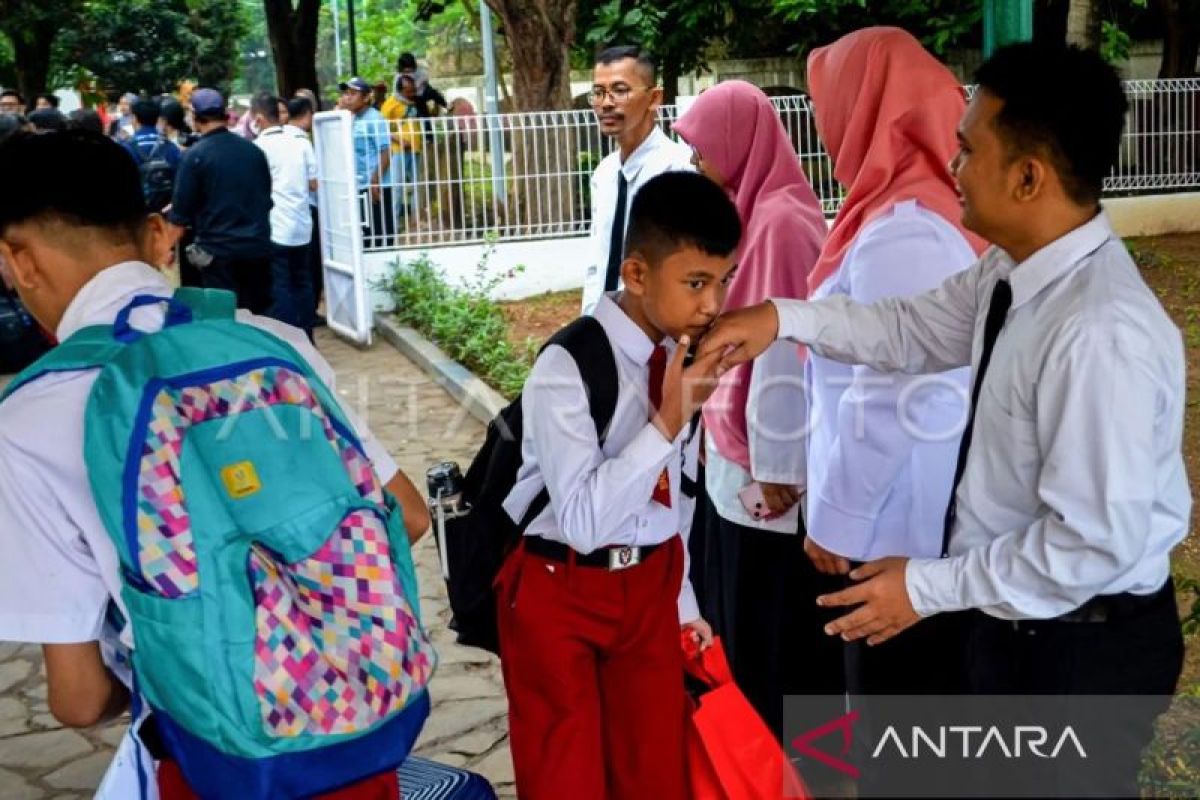 Ayah Antar Anak Sekolah: Dukungan DKI Jakarta yang Inspiratif
