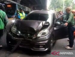 Jakarta Timur: Tabrakan Beruntun 8 Kendaraan, Gegerkan Warga