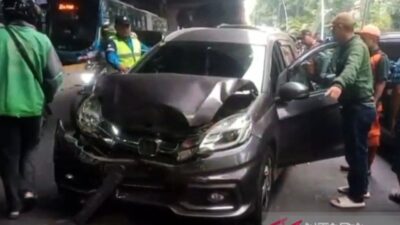 Jakarta Timur: Tabrakan Beruntun 8 Kendaraan, Gegerkan Warga