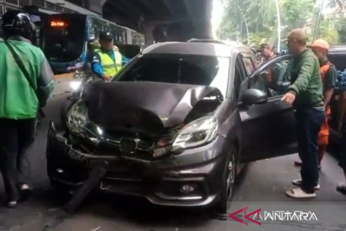 Jakarta Timur: Tabrakan Beruntun 8 Kendaraan, Gegerkan Warga