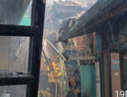 Kebakaran Hebat Ciracas Jaktim: 30 Damkar Padamkan Api