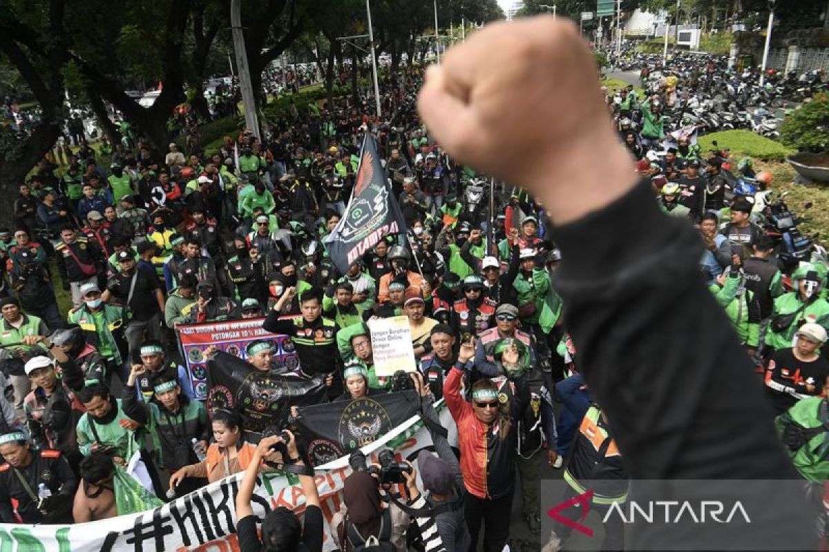 Ribuan Polisi Kawal Demo Ojol Monas: Keamanan Terjaga?