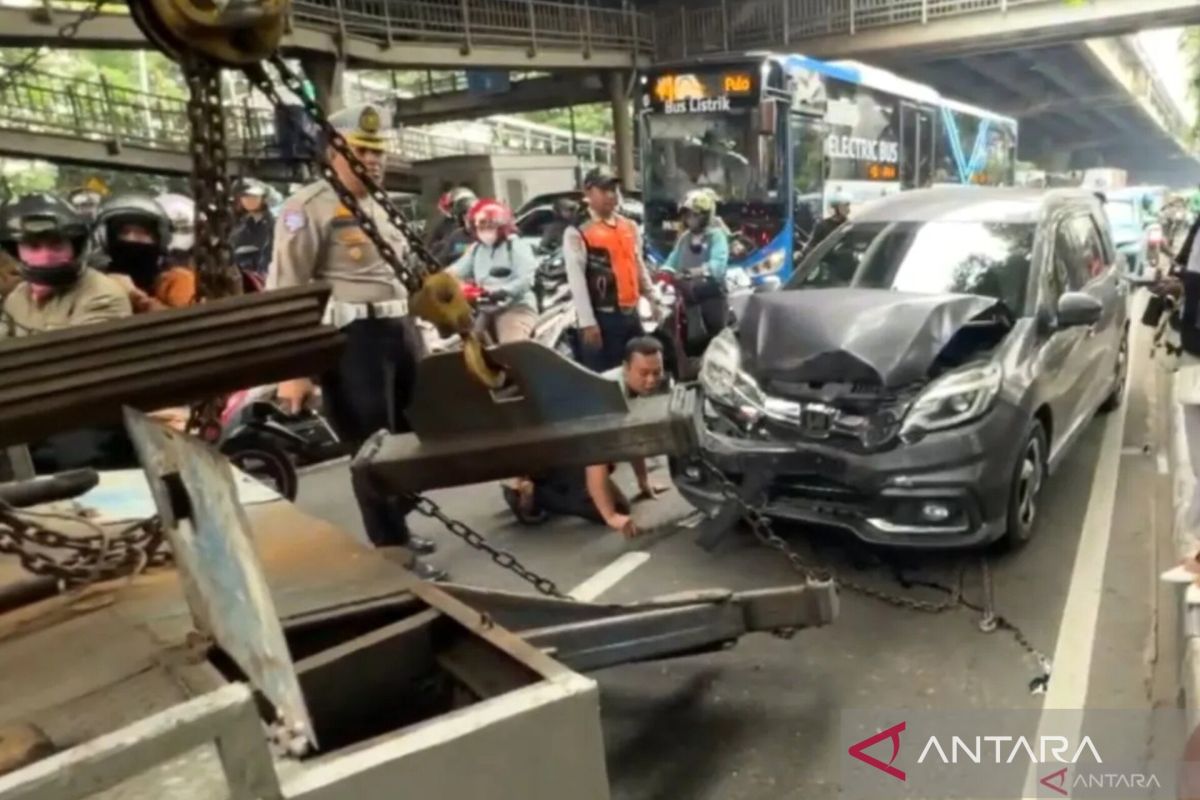 Sopir Mengantuk Sebabkan Tabrakan Beruntun Jakarta Timur?